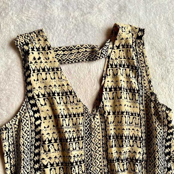 3/$15 (FINAL PRICE) **NWOT** A.N.A., (Size M), Cream & Black Tank Top Blouse - Picture 5 of 5